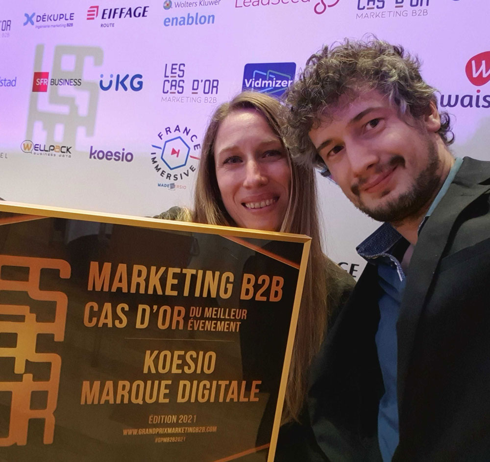 Virginie Jérémy et leur trophée - Agence web marketing création de site internet sur Valence Marque digitale